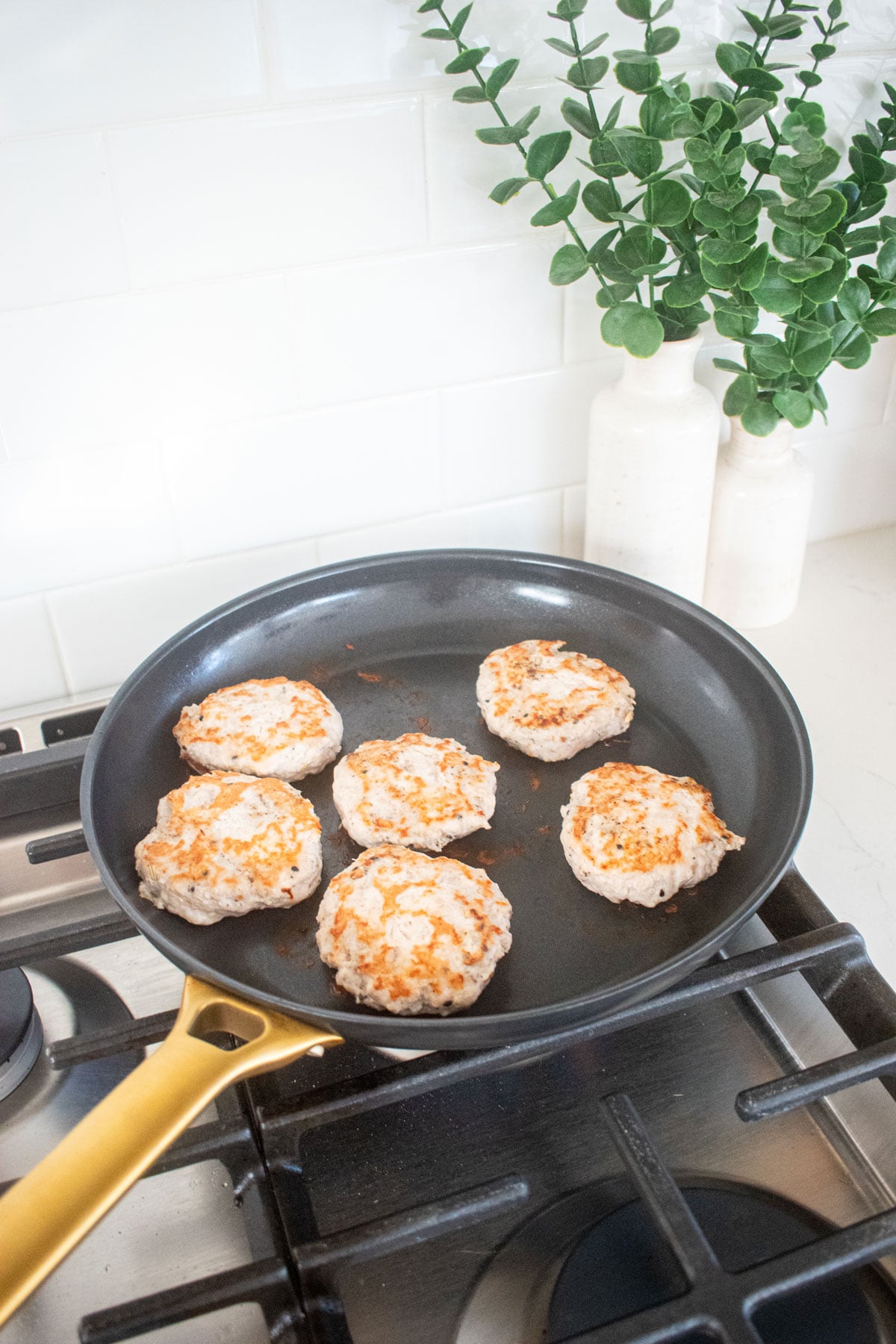 cooked everything bagel turkey breakfast sausages in a black skillet on the stove.